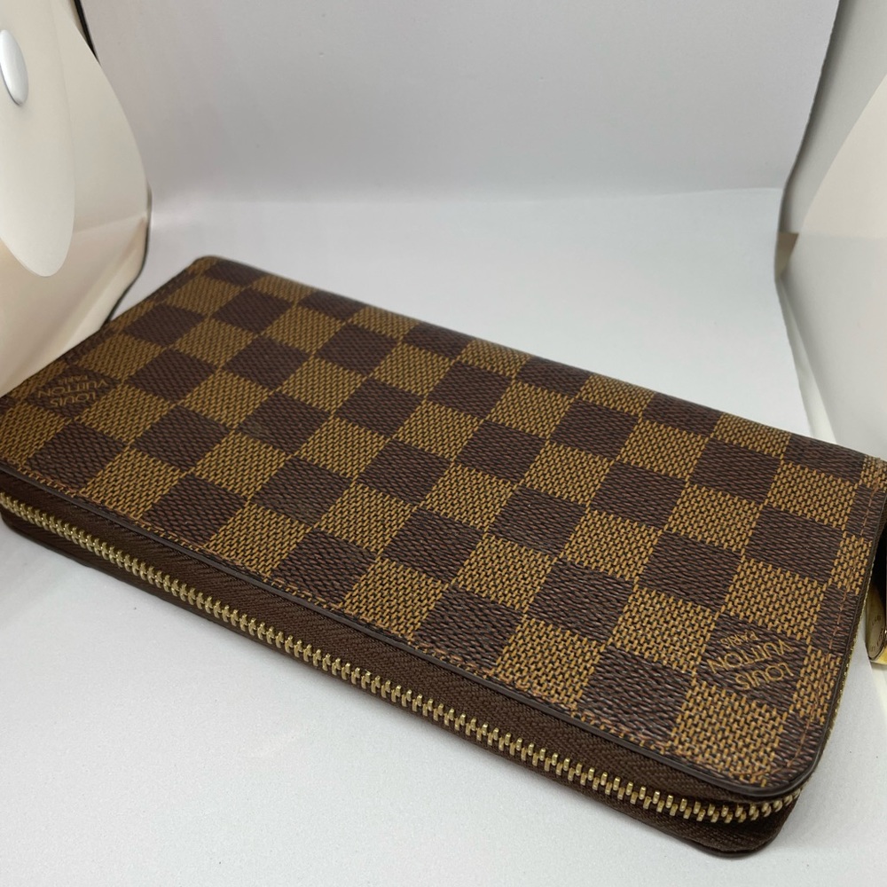 Louis Vuitton Zip around wallet. Authentic and Flawless!